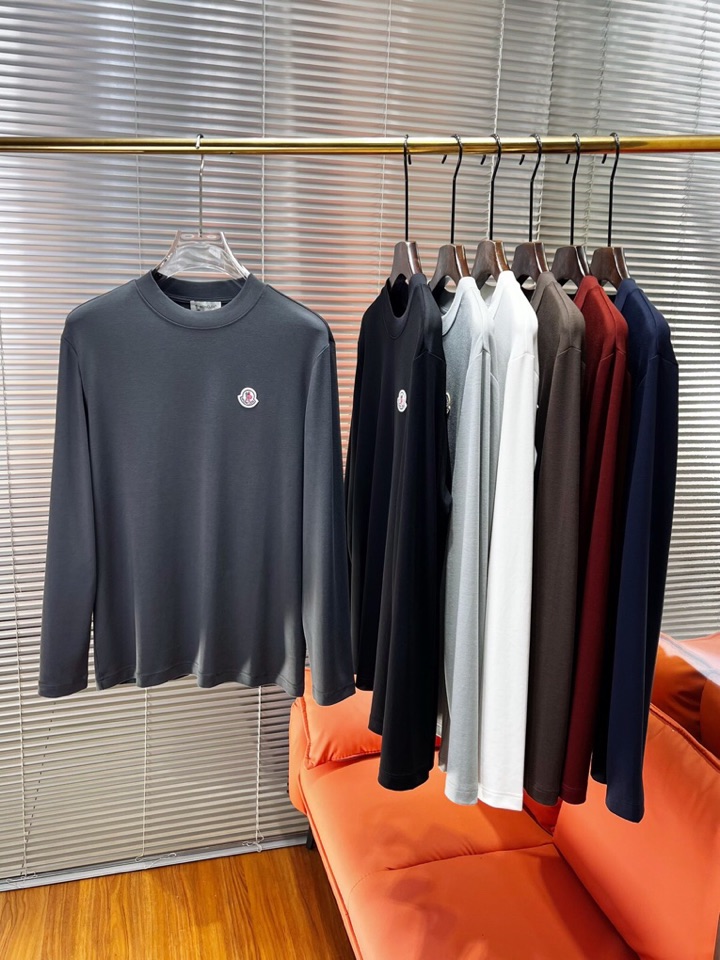 Moncler 蒙口秋冬新品圆领长袖T恤，胸前品牌小logo点缀，面料采用高密度新疆长绒棉+氨纶面料，细