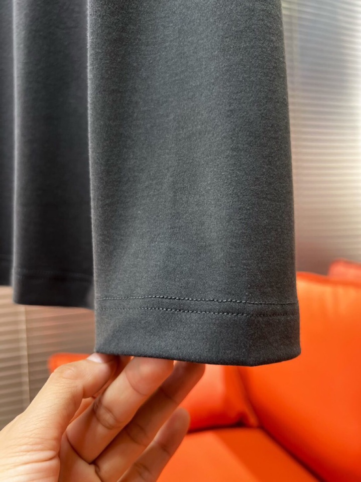 Moncler 蒙口秋冬新品圆领长袖T恤，胸前品牌小logo点缀，面料采用高密度新疆长绒棉+氨纶面料，细