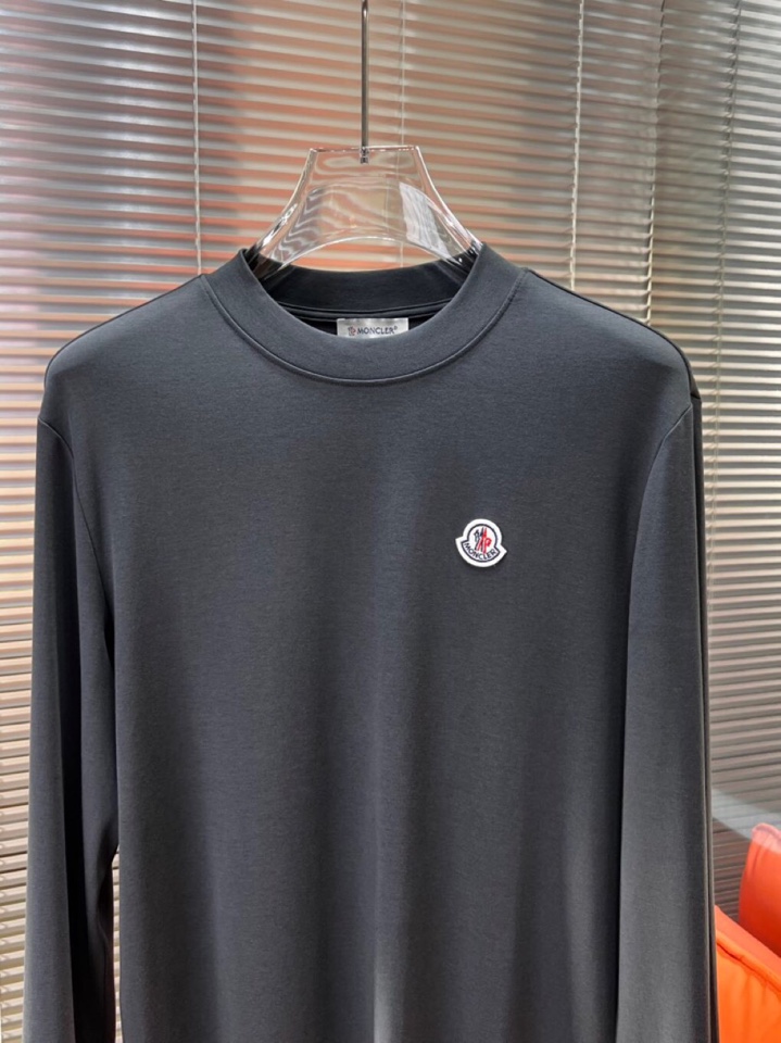 Moncler 蒙口秋冬新品圆领长袖T恤，胸前品牌小logo点缀，面料采用高密度新疆长绒棉+氨纶面料，细