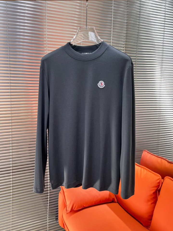 Moncler 蒙口秋冬新品圆领长袖T恤，胸前品牌小logo点缀，面料采用高密度新疆长绒棉+氨纶面料，细
