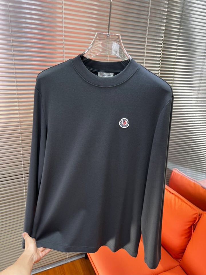 Moncler 蒙口秋冬新品圆领长袖T恤，胸前品牌小logo点缀，面料采用高密度新疆长绒棉+氨纶面料，细