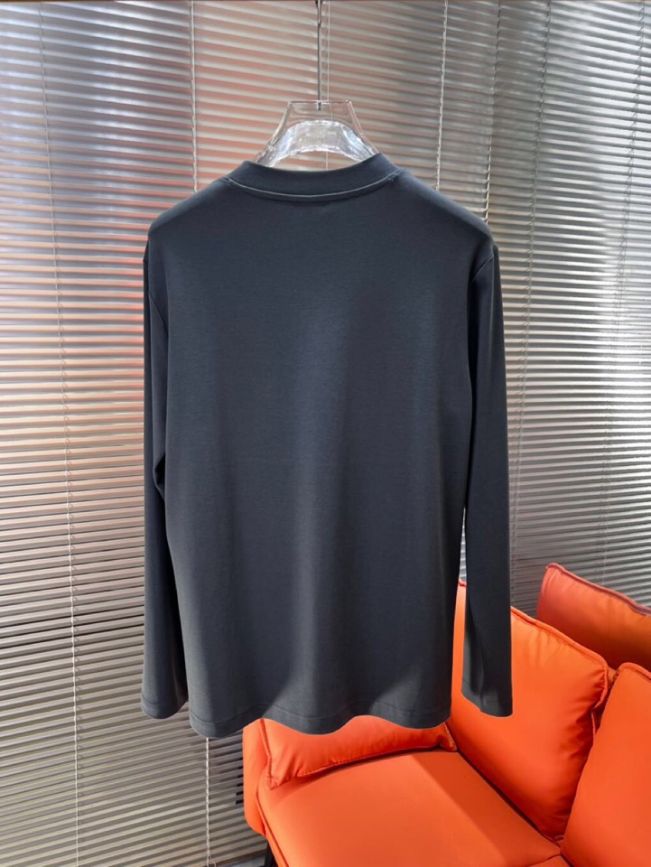 Moncler 蒙口秋冬新品圆领长袖T恤，胸前品牌小logo点缀，面料采用高密度新疆长绒棉+氨纶面料，细