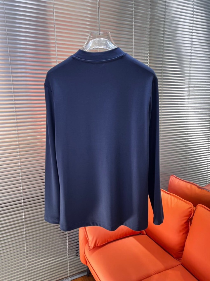 Moncler 蒙口秋冬新品圆领长袖T恤，胸前品牌小logo点缀，面料采用高密度新疆长绒棉+氨纶面料，细