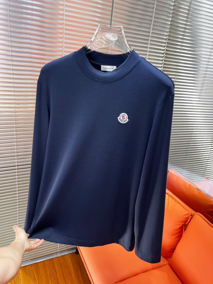 Moncler 蒙口秋冬新品圆领长袖T恤，胸前品牌小logo点缀，面料采用高密度新疆长绒棉+氨纶面料，细