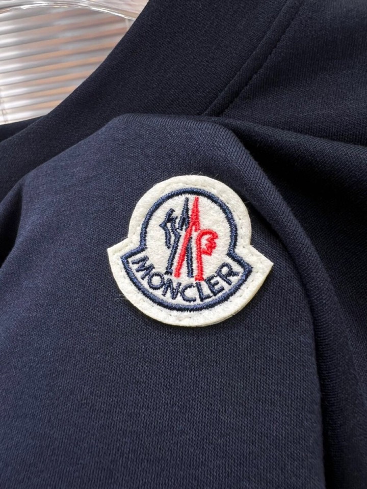 Moncler 蒙口秋冬新品圆领长袖T恤，胸前品牌小logo点缀，面料采用高密度新疆长绒棉+氨纶面料，细