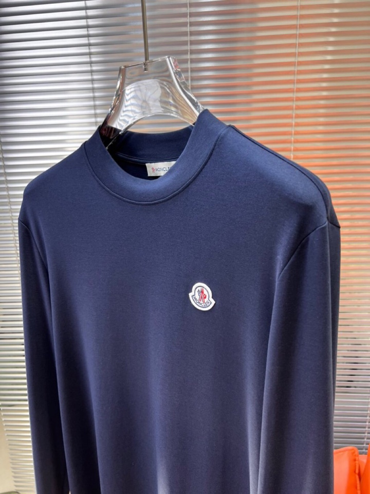 Moncler 蒙口秋冬新品圆领长袖T恤，胸前品牌小logo点缀，面料采用高密度新疆长绒棉+氨纶面料，细
