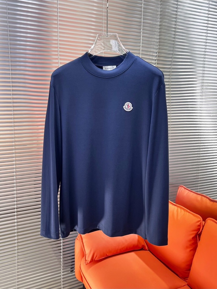 Moncler 蒙口秋冬新品圆领长袖T恤，胸前品牌小logo点缀，面料采用高密度新疆长绒棉+氨纶面料，细