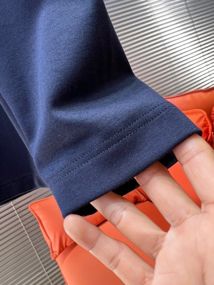 Moncler 蒙口秋冬新品圆领长袖T恤，胸前品牌小logo点缀，面料采用高密度新疆长绒棉+氨纶面料，细