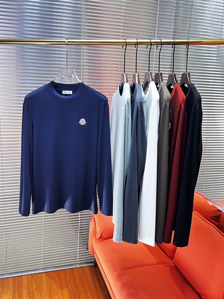 Moncler 蒙口秋冬新品圆领长袖T恤，胸前品牌小logo点缀，面料采用高密度新疆长绒棉+氨纶面料，细