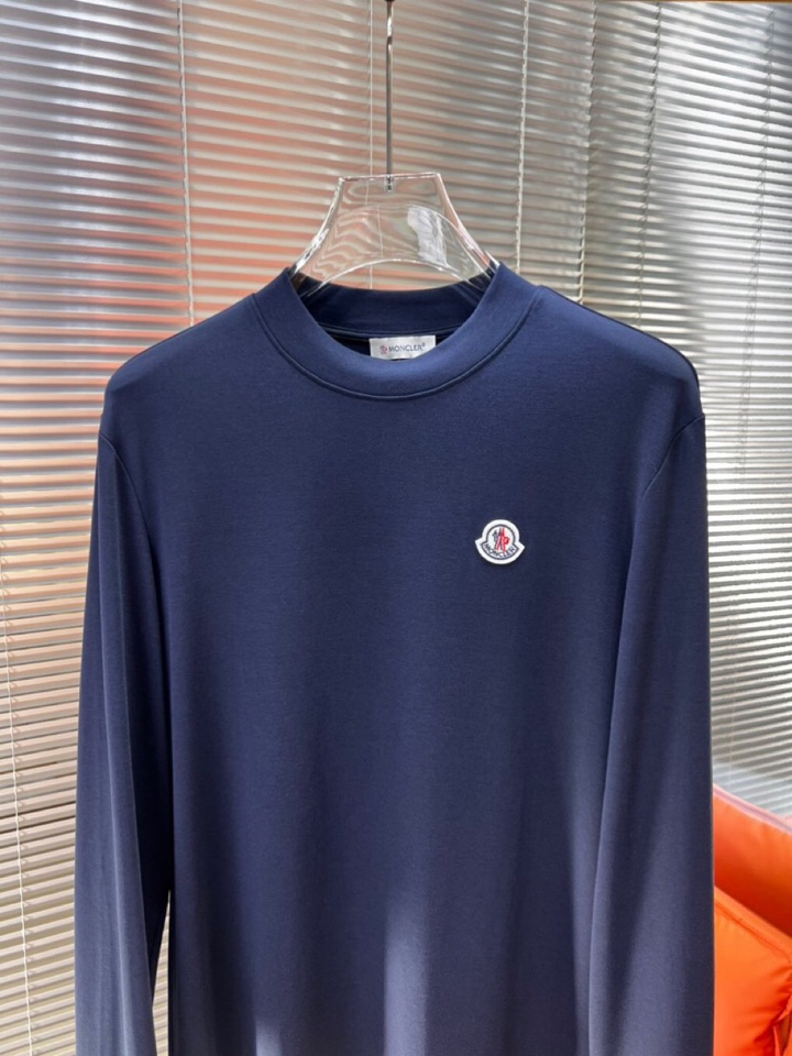 Moncler 蒙口秋冬新品圆领长袖T恤，胸前品牌小logo点缀，面料采用高密度新疆长绒棉+氨纶面料，细