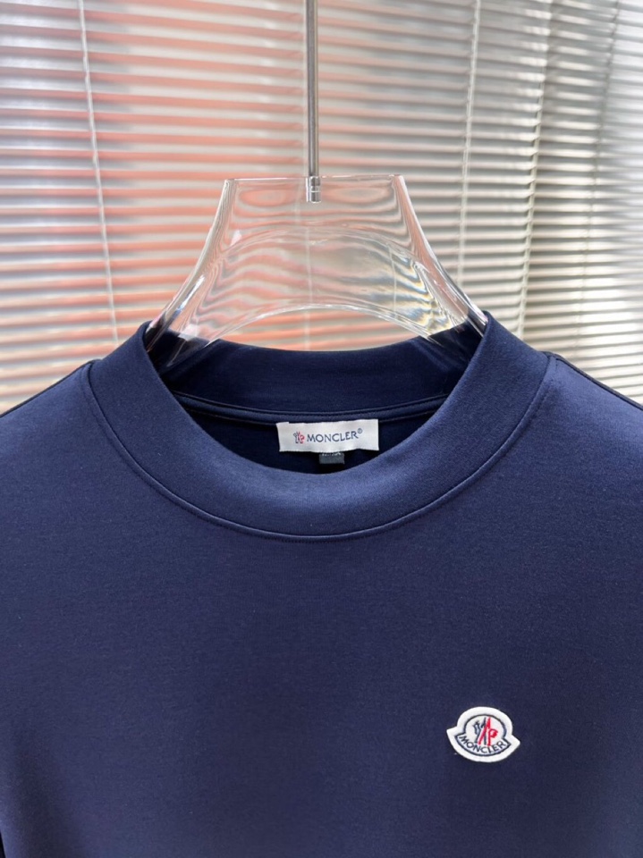 Moncler 蒙口秋冬新品圆领长袖T恤，胸前品牌小logo点缀，面料采用高密度新疆长绒棉+氨纶面料，细