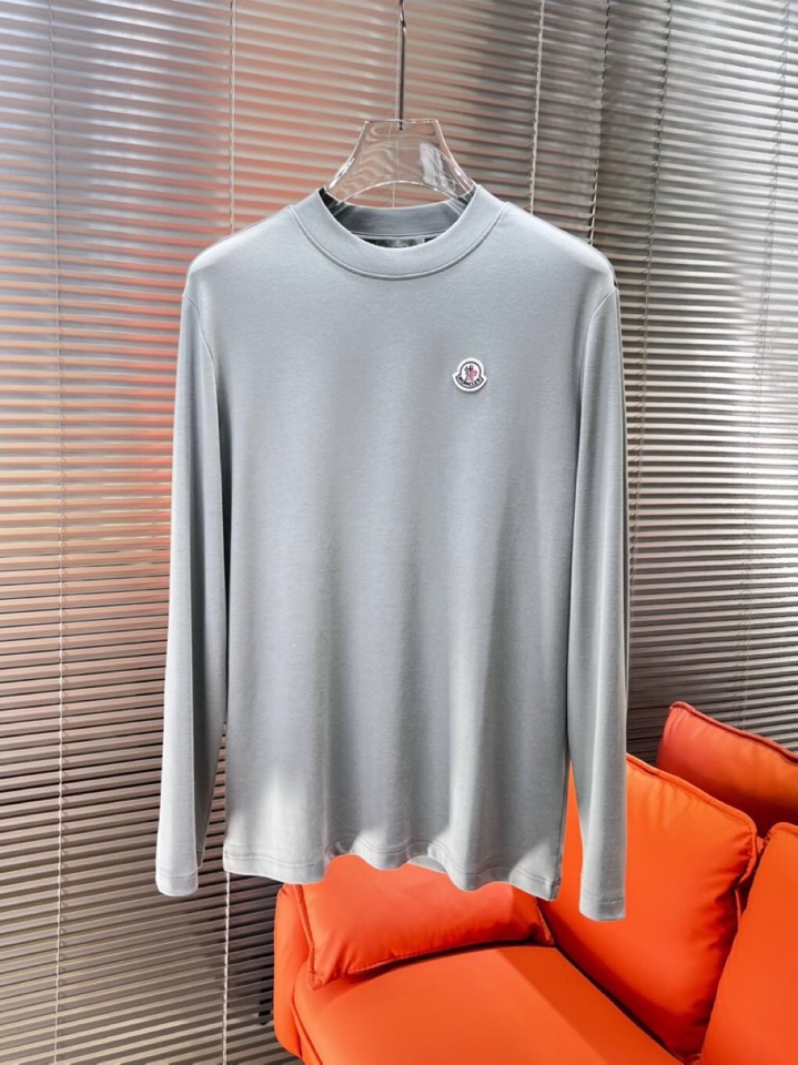 Moncler 蒙口秋冬新品圆领长袖T恤，胸前品牌小logo点缀，面料采用高密度新疆长绒棉+氨纶面料，细
