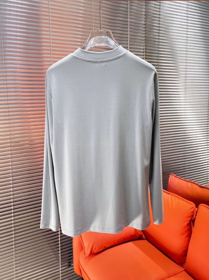 Moncler 蒙口秋冬新品圆领长袖T恤，胸前品牌小logo点缀，面料采用高密度新疆长绒棉+氨纶面料，细