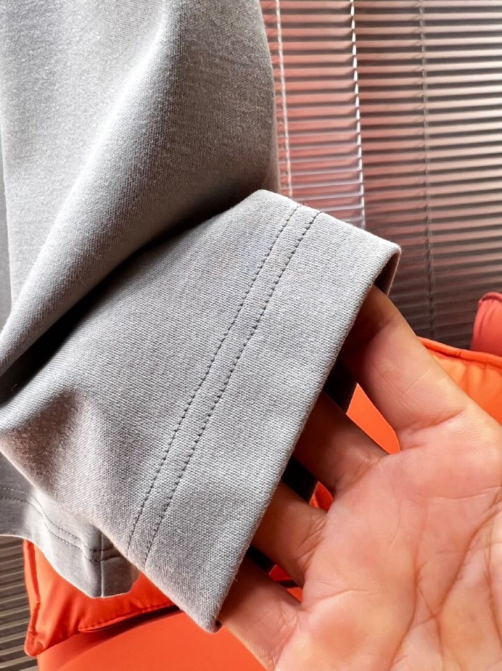 Moncler 蒙口秋冬新品圆领长袖T恤，胸前品牌小logo点缀，面料采用高密度新疆长绒棉+氨纶面料，细