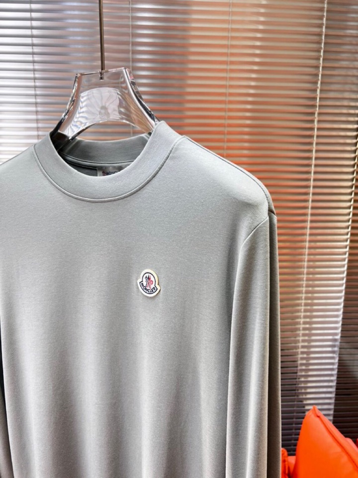 Moncler 蒙口秋冬新品圆领长袖T恤，胸前品牌小logo点缀，面料采用高密度新疆长绒棉+氨纶面料，细