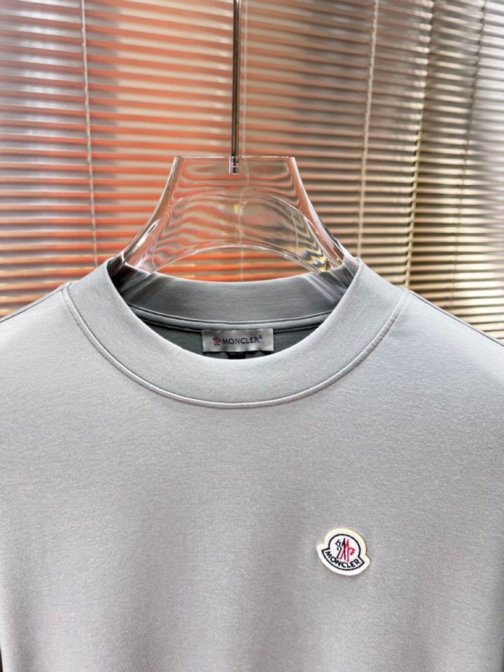 Moncler 蒙口秋冬新品圆领长袖T恤，胸前品牌小logo点缀，面料采用高密度新疆长绒棉+氨纶面料，细