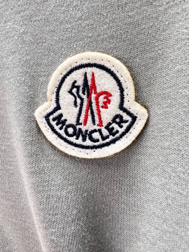 Moncler 蒙口秋冬新品圆领长袖T恤，胸前品牌小logo点缀，面料采用高密度新疆长绒棉+氨纶面料，细