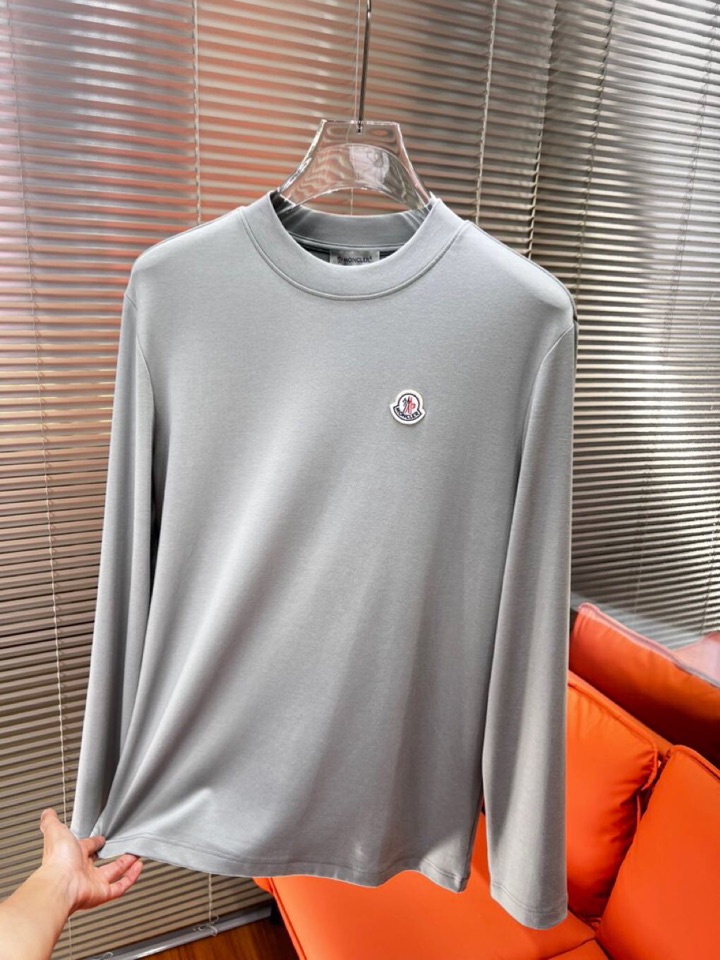 Moncler 蒙口秋冬新品圆领长袖T恤，胸前品牌小logo点缀，面料采用高密度新疆长绒棉+氨纶面料，细