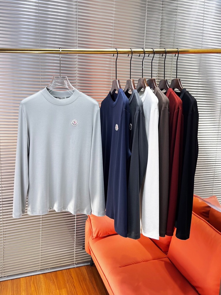 Moncler 蒙口秋冬新品圆领长袖T恤，胸前品牌小logo点缀，面料采用高密度新疆长绒棉+氨纶面料，细