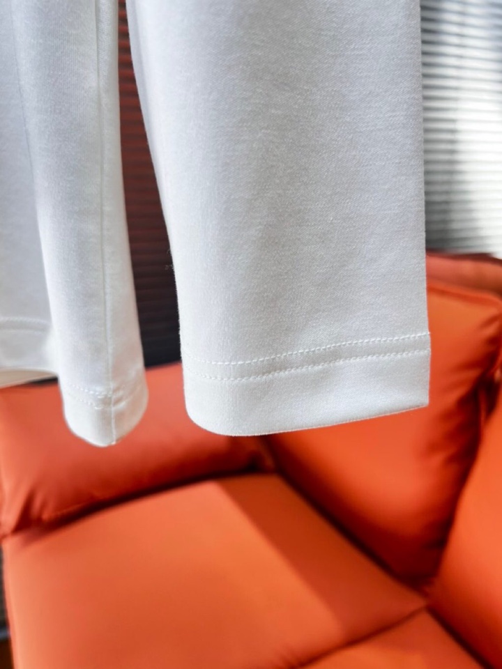 Moncler 蒙口秋冬新品圆领长袖T恤，胸前品牌小logo点缀，面料采用高密度新疆长绒棉+氨纶面料，细