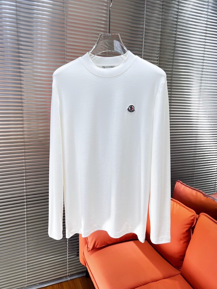 Moncler 蒙口秋冬新品圆领长袖T恤，胸前品牌小logo点缀，面料采用高密度新疆长绒棉+氨纶面料，细