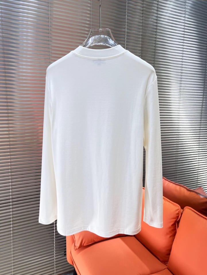 Moncler 蒙口秋冬新品圆领长袖T恤，胸前品牌小logo点缀，面料采用高密度新疆长绒棉+氨纶面料，细