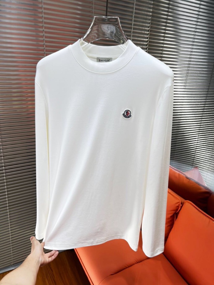 Moncler 蒙口秋冬新品圆领长袖T恤，胸前品牌小logo点缀，面料采用高密度新疆长绒棉+氨纶面料，细