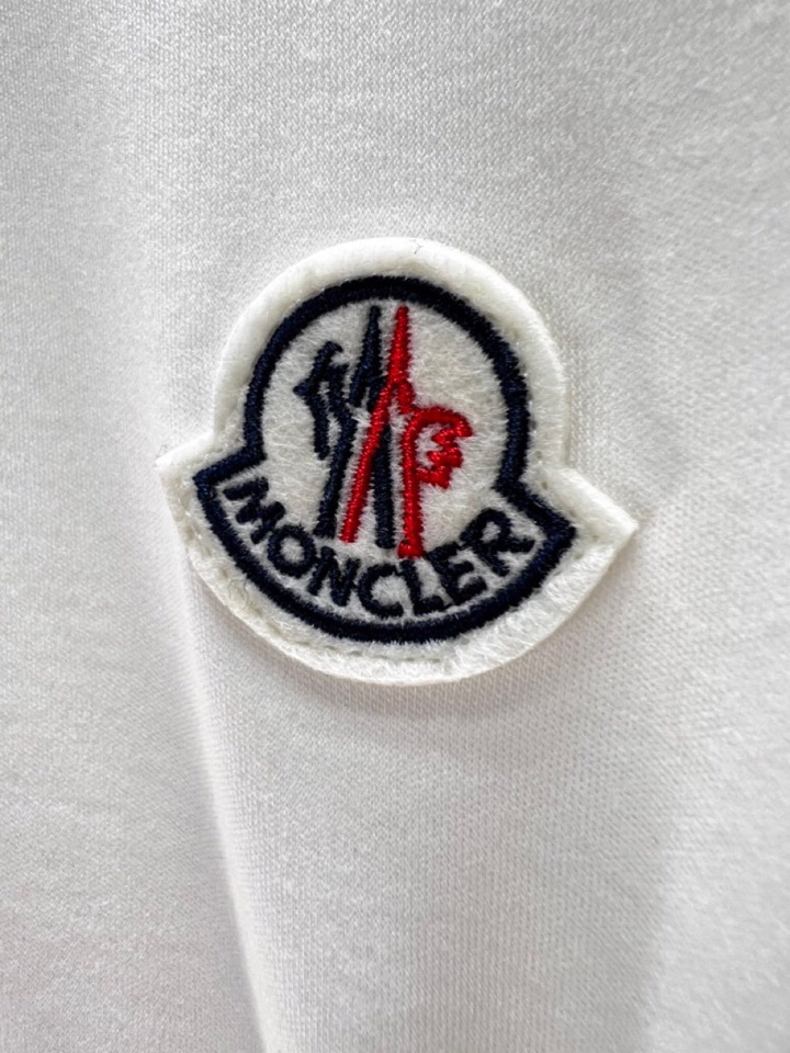 Moncler 蒙口秋冬新品圆领长袖T恤，胸前品牌小logo点缀，面料采用高密度新疆长绒棉+氨纶面料，细