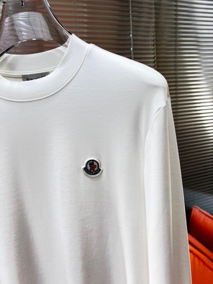 Moncler 蒙口秋冬新品圆领长袖T恤，胸前品牌小logo点缀，面料采用高密度新疆长绒棉+氨纶面料，细
