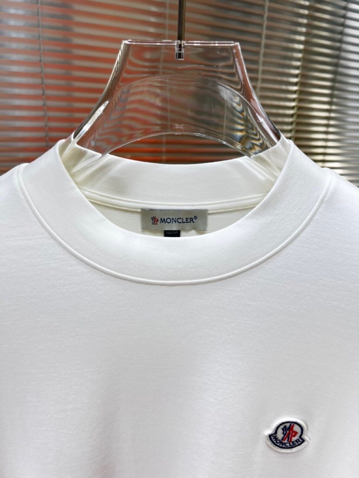 Moncler 蒙口秋冬新品圆领长袖T恤，胸前品牌小logo点缀，面料采用高密度新疆长绒棉+氨纶面料，细