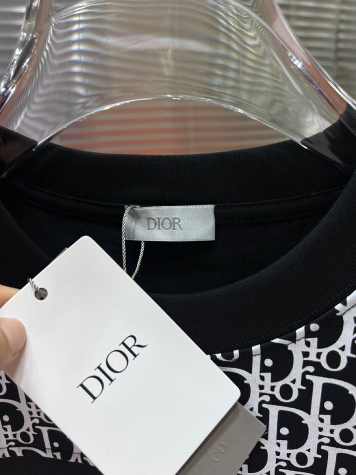 Dior 迪奥2025新款圆领长袖T恤，男女同款情侣款，定制280克重纯棉面料，定染32支双股螺纹、领标