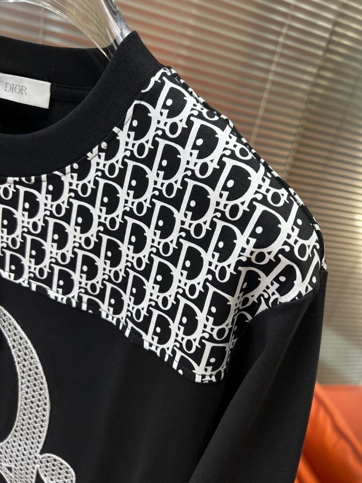 Dior 迪奥2025新款圆领长袖T恤，男女同款情侣款，定制280克重纯棉面料，定染32支双股螺纹、领标