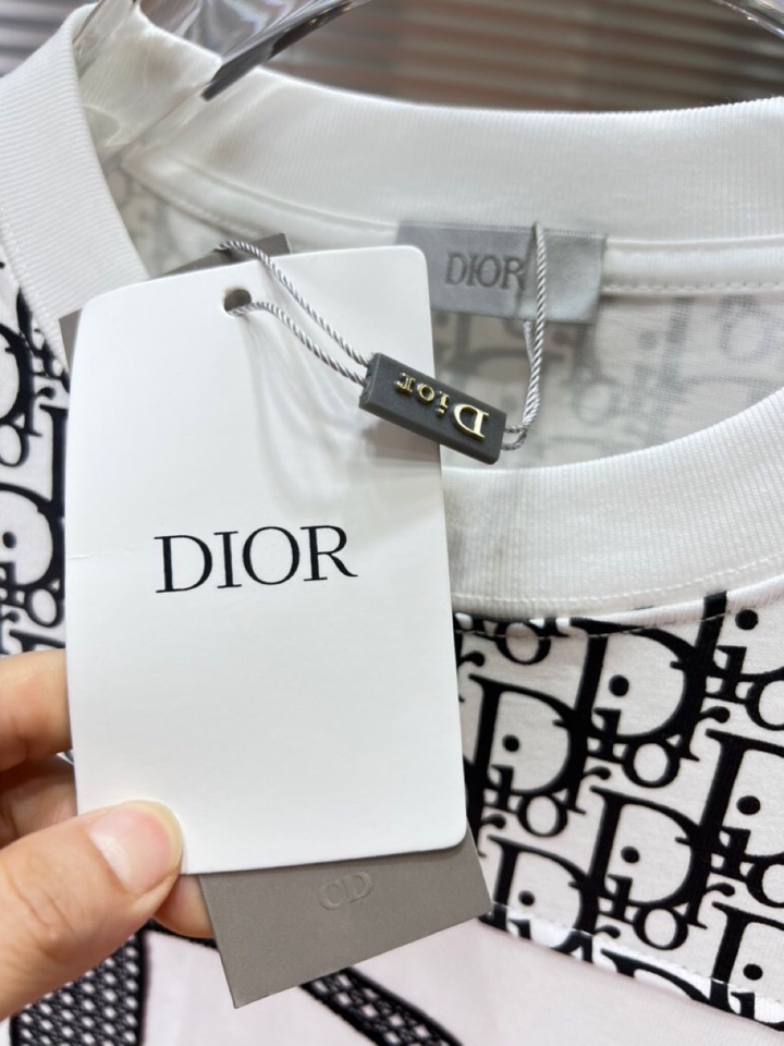 Dior 迪奥2025新款圆领长袖T恤，男女同款情侣款，定制280克重纯棉面料，定染32支双股螺纹、领标