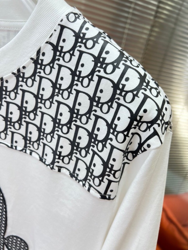 Dior 迪奥2025新款圆领长袖T恤，男女同款情侣款，定制280克重纯棉面料，定染32支双股螺纹、领标