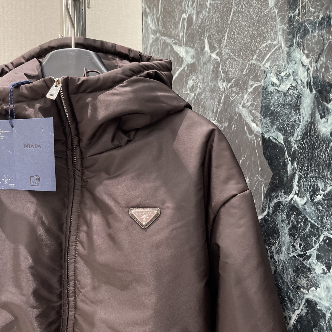 PD 25秋冬新款拉链翻领收腰尼龙外套 独家yb开发!高版出品!品相非常完美 舒适保暖 非常出彩的设计 