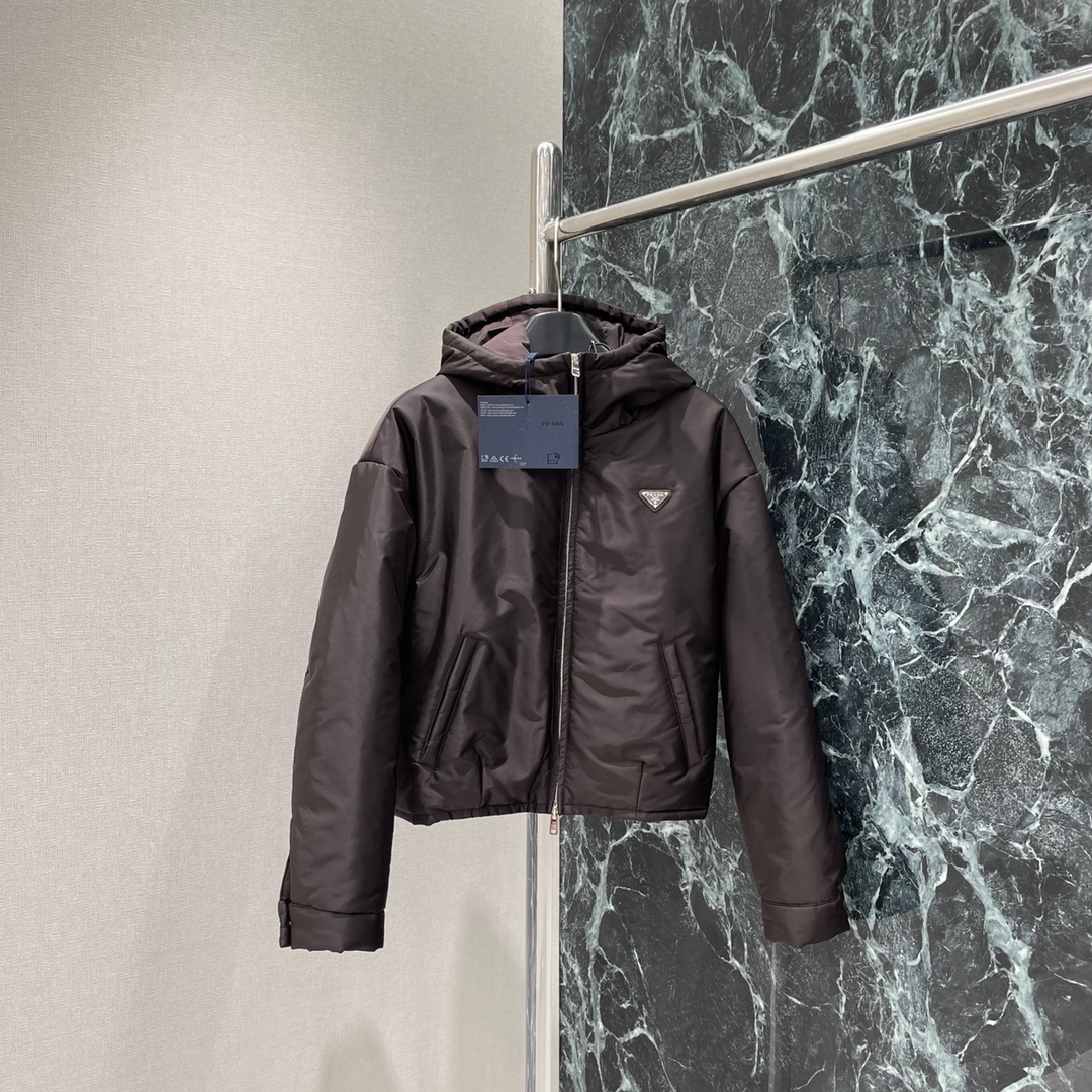 PD 25秋冬新款拉链翻领收腰尼龙外套 独家yb开发!高版出品!品相非常完美 舒适保暖 非常出彩的设计 