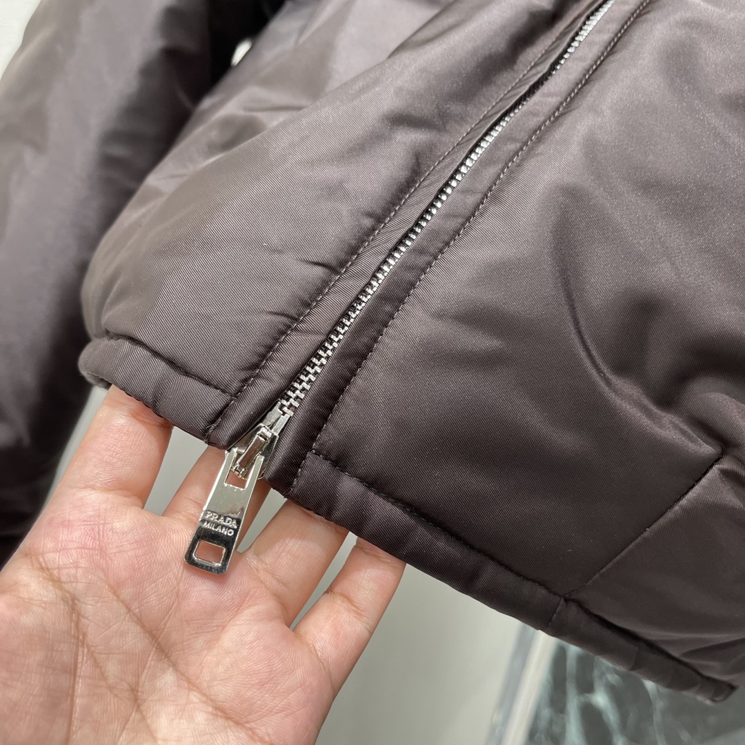 PD 25秋冬新款拉链翻领收腰尼龙外套 独家yb开发!高版出品!品相非常完美 舒适保暖 非常出彩的设计 