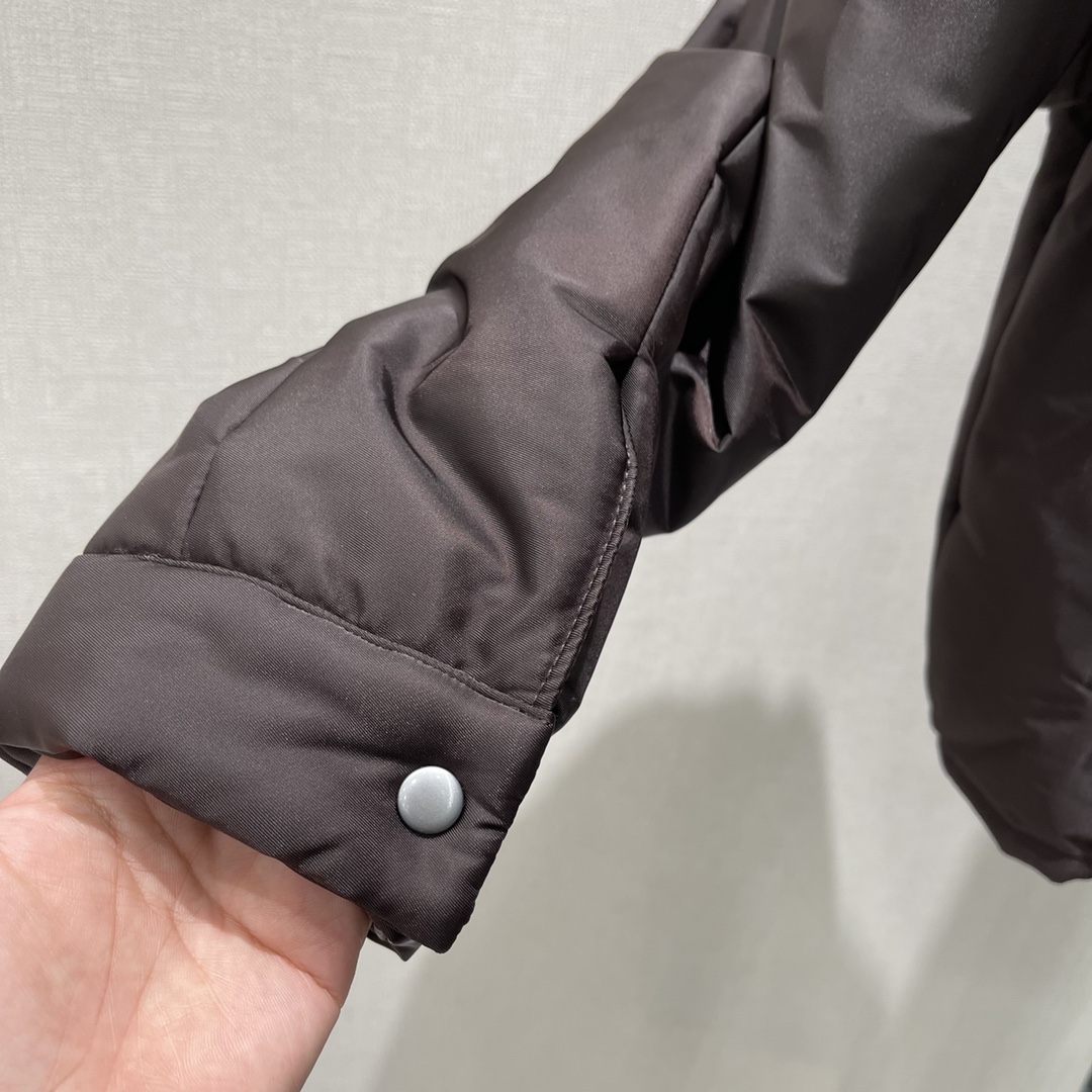 PD 25秋冬新款拉链翻领收腰尼龙外套 独家yb开发!高版出品!品相非常完美 舒适保暖 非常出彩的设计 