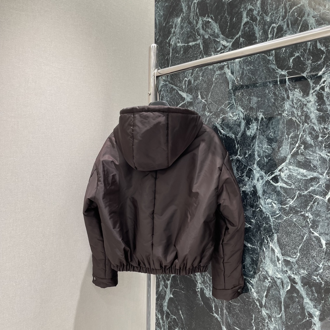 PD 25秋冬新款拉链翻领收腰尼龙外套 独家yb开发!高版出品!品相非常完美 舒适保暖 非常出彩的设计 