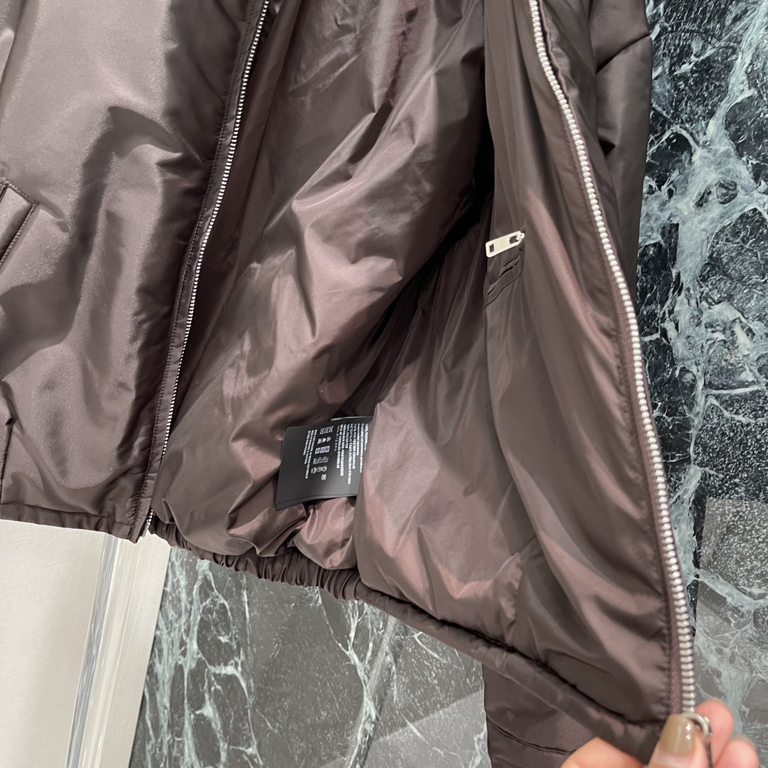 PD 25秋冬新款拉链翻领收腰尼龙外套 独家yb开发!高版出品!品相非常完美 舒适保暖 非常出彩的设计 