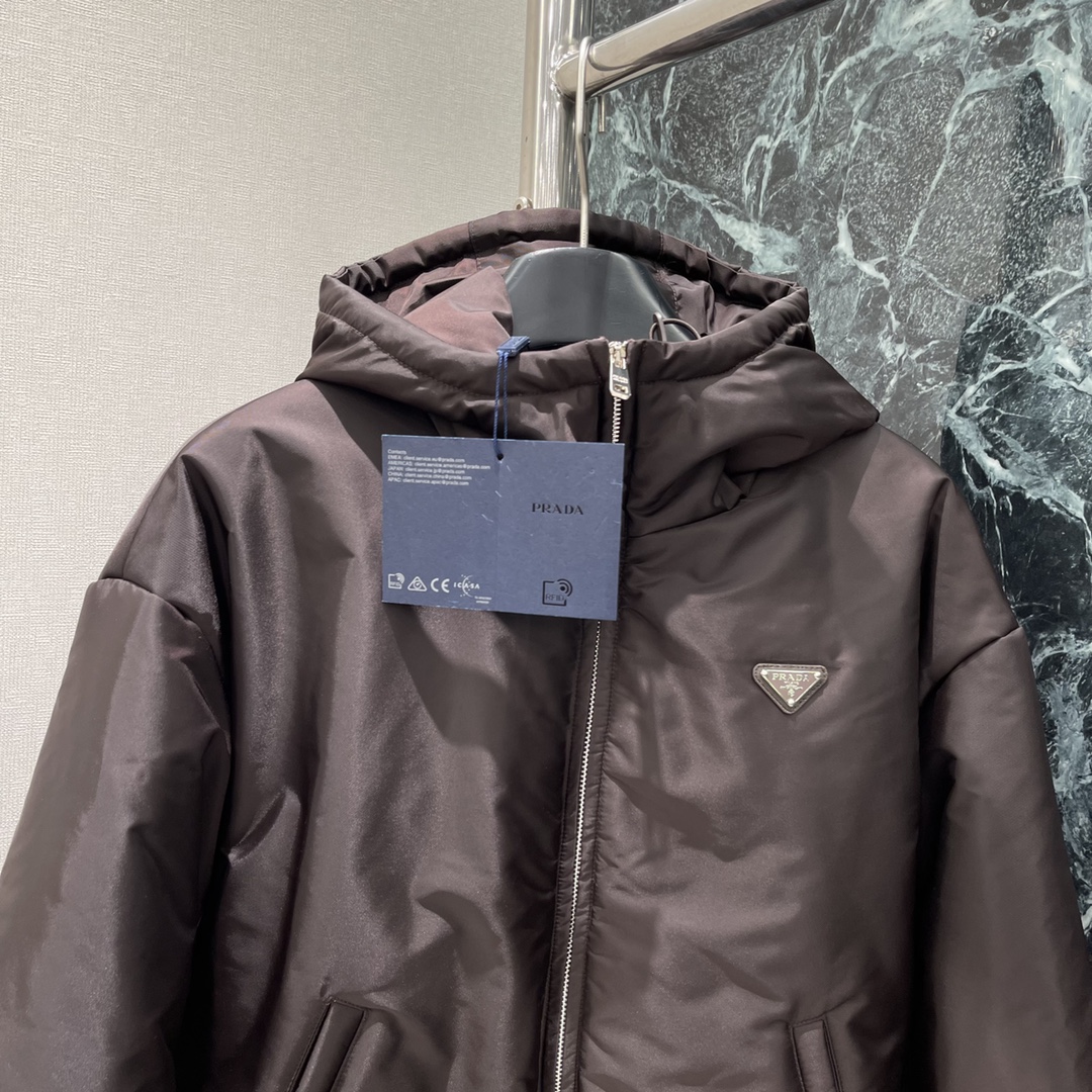 PD 25秋冬新款拉链翻领收腰尼龙外套 独家yb开发!高版出品!品相非常完美 舒适保暖 非常出彩的设计 