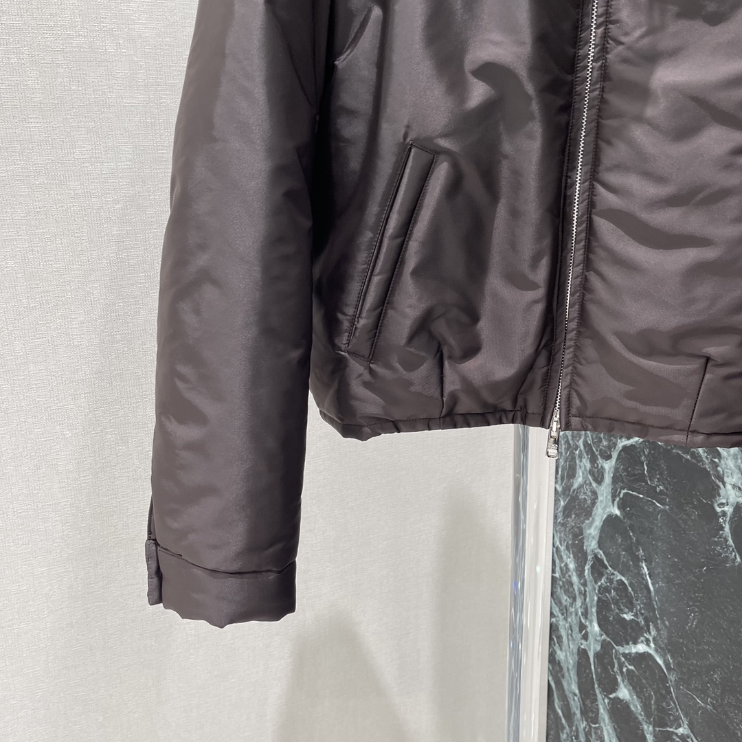 PD 25秋冬新款拉链翻领收腰尼龙外套 独家yb开发!高版出品!品相非常完美 舒适保暖 非常出彩的设计 