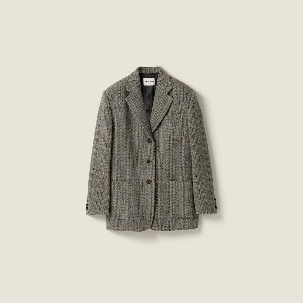 Miu 25秋冬新款 格纹粗花呢外套 垂感十足通体灰白条纹交错处理 配合枪驳领造型设计增添造型层次感 前