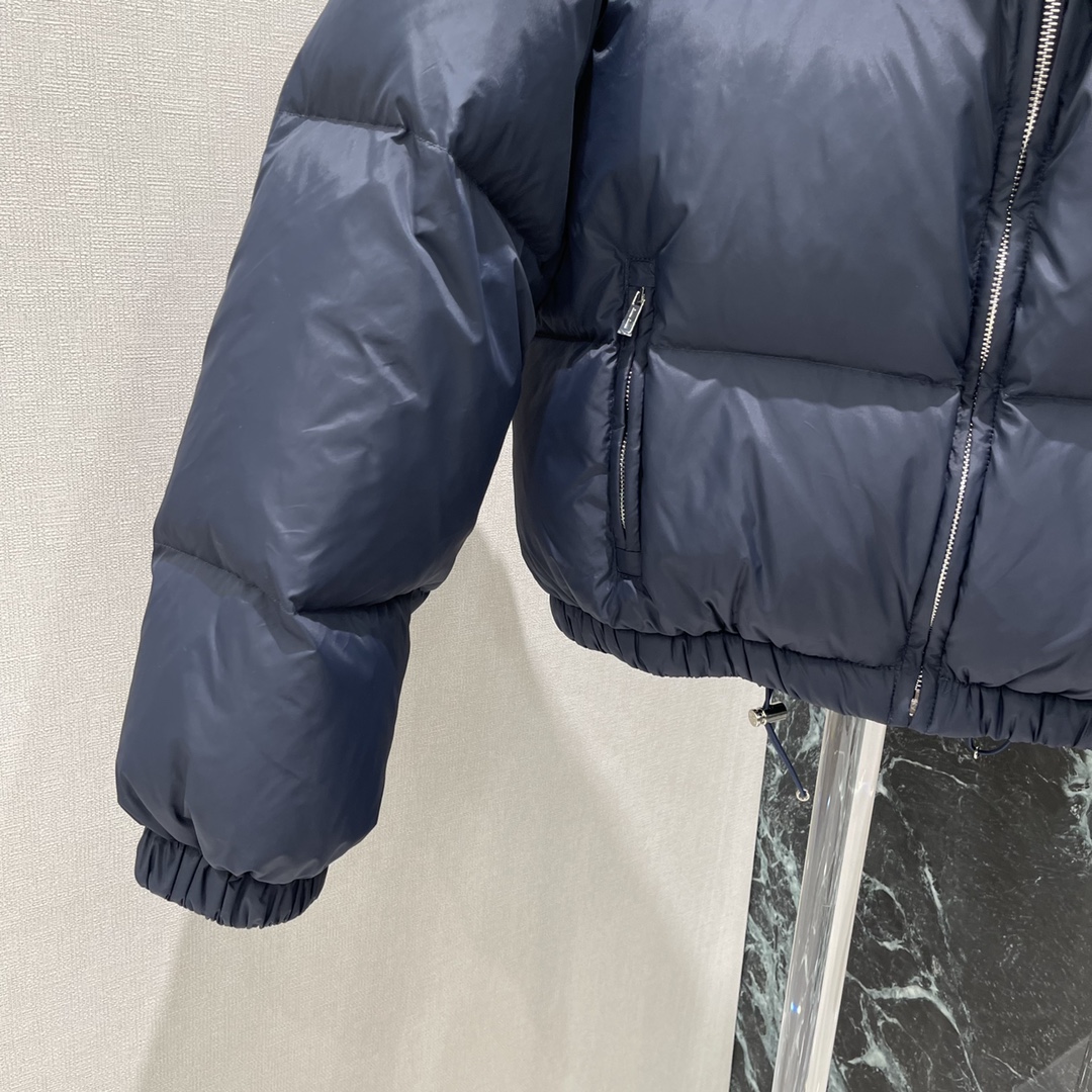 Miu 25秋冬新款 插肩捆边立领羽绒服 定制YB防风防水尼龙材质 白鹅绒填充内里 整件轻盈保暖 肩胸位