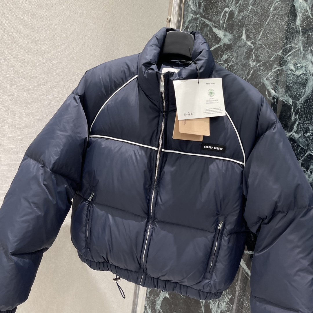 Miu 25秋冬新款 插肩捆边立领羽绒服 定制YB防风防水尼龙材质 白鹅绒填充内里 整件轻盈保暖 肩胸位