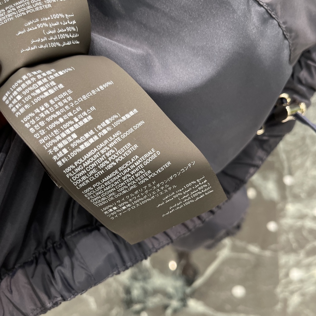Miu 25秋冬新款 插肩捆边立领羽绒服 定制YB防风防水尼龙材质 白鹅绒填充内里 整件轻盈保暖 肩胸位