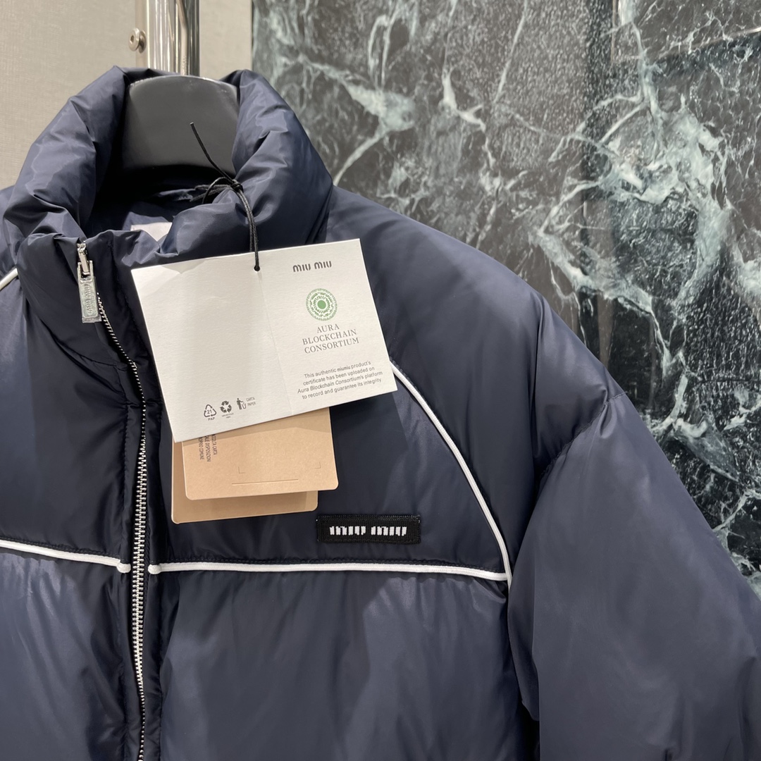 Miu 25秋冬新款 插肩捆边立领羽绒服 定制YB防风防水尼龙材质 白鹅绒填充内里 整件轻盈保暖 肩胸位