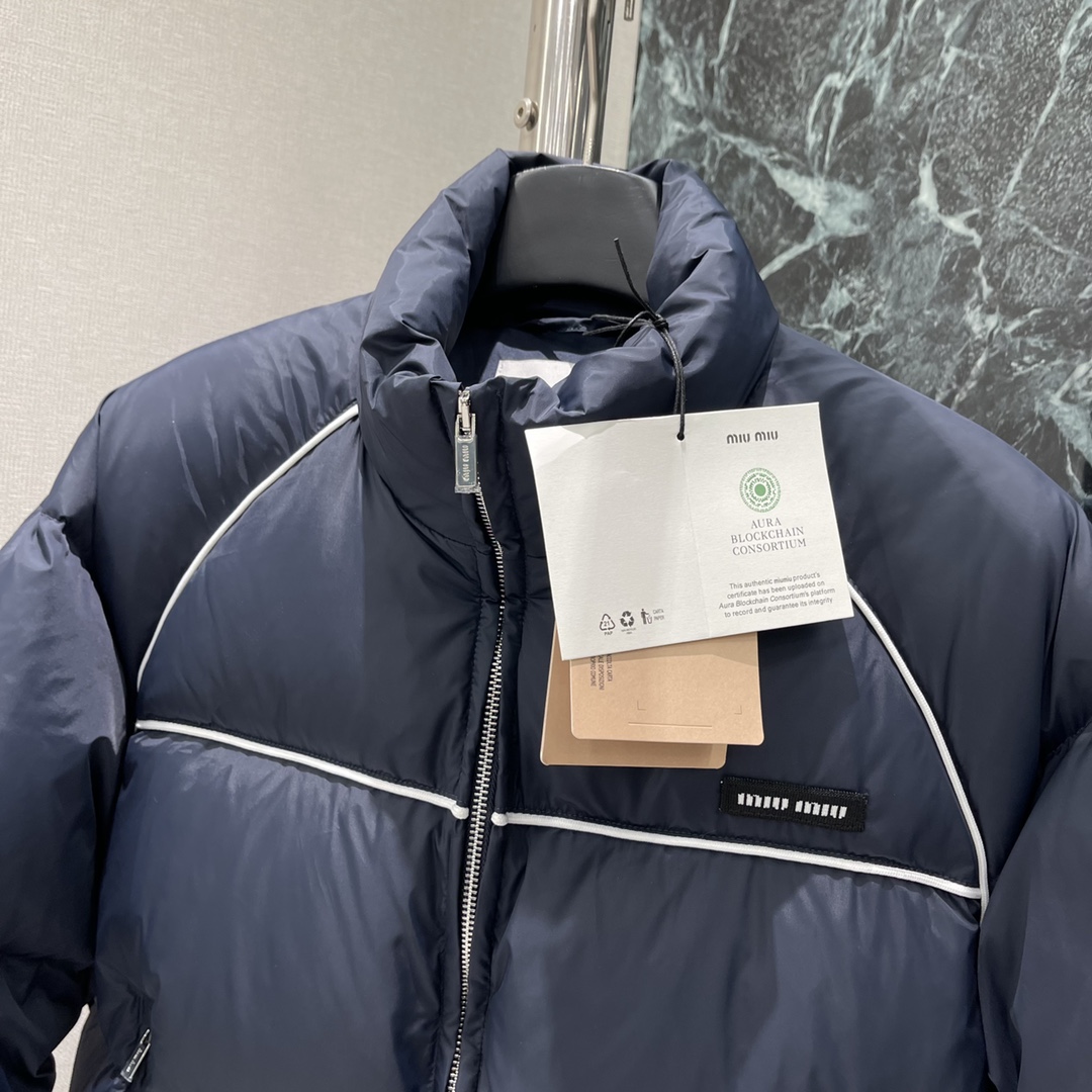 Miu 25秋冬新款 插肩捆边立领羽绒服 定制YB防风防水尼龙材质 白鹅绒填充内里 整件轻盈保暖 肩胸位