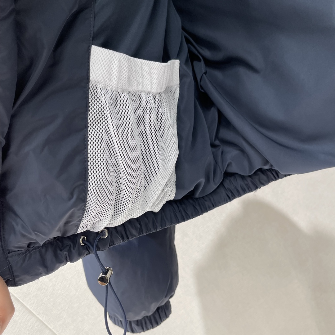 Miu 25秋冬新款 插肩捆边立领羽绒服 定制YB防风防水尼龙材质 白鹅绒填充内里 整件轻盈保暖 肩胸位