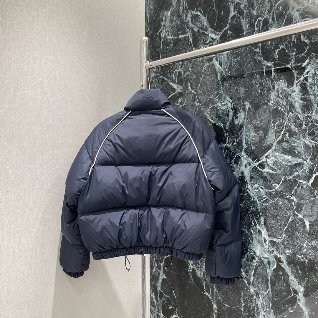 Miu 25秋冬新款 插肩捆边立领羽绒服 定制YB防风防水尼龙材质 白鹅绒填充内里 整件轻盈保暖 肩胸位